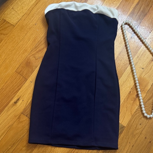 Elegant Black and Cream Strapless Dress - Picture 3 of 5